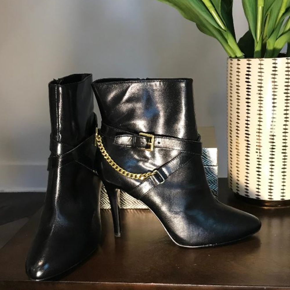 COPY - Heel Booties Buckle & Gold Chain
